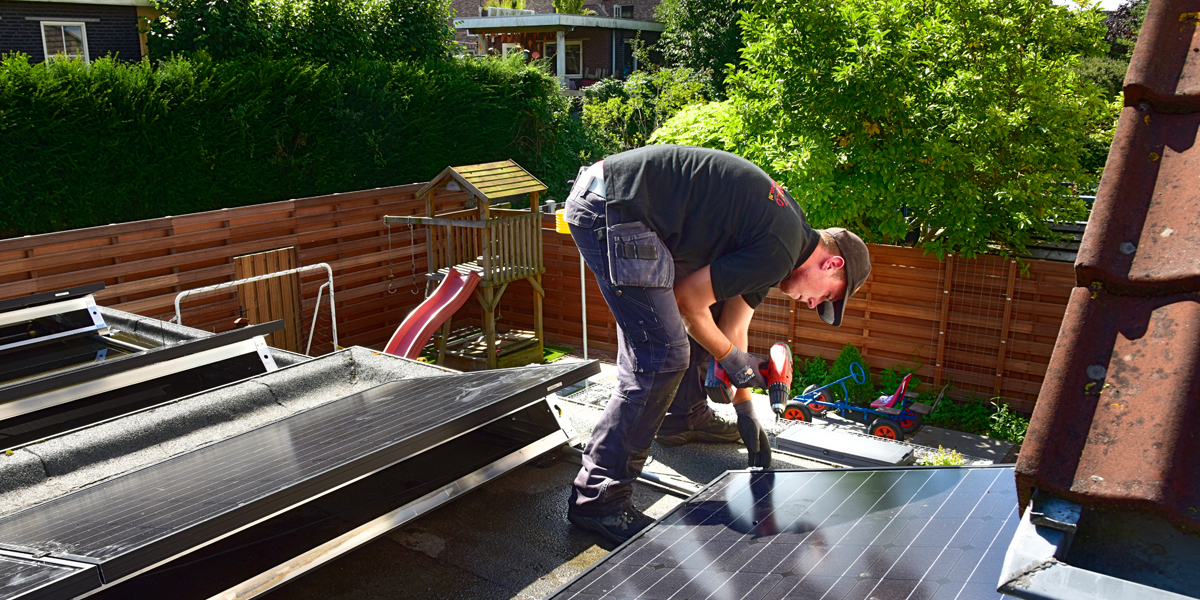 installatie van zonnepanelen op een schuurdak van particulier